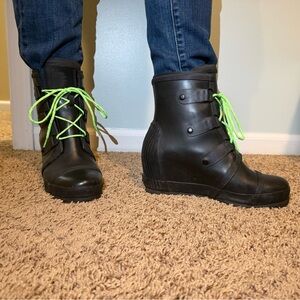 Sorel Women's Black Wedge Boots with Green Laces